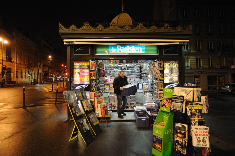 Kiosque à journaux dans le XVIII arrondissement de Paris