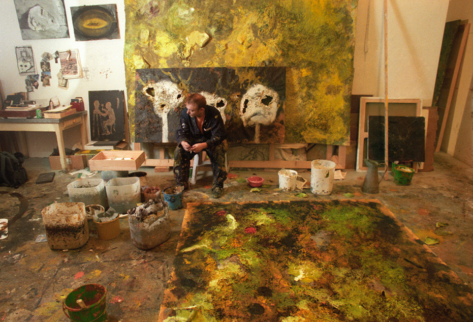 Miquel Barcelo, peintre espagnol dans son atelier ‡ Paris, en 2002.