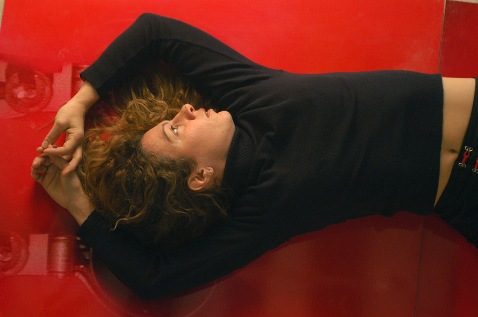 Julieta Hanono; plasticienne argentine, dans son atelier ‡ Paris. 2003.