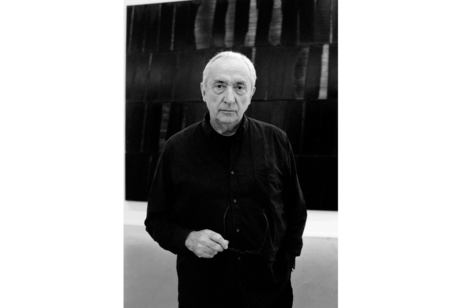 Pierre Soulages, peintre français.