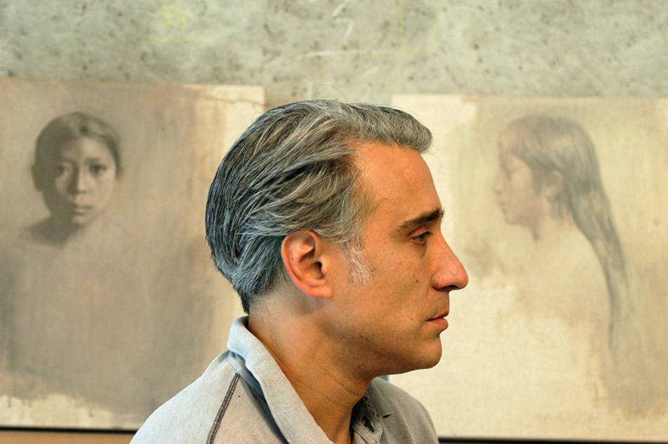 Le peintre argentin, Fernando X. Gonzalez, dans son atelier à Paris en 2003.